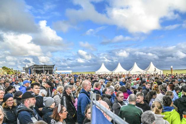 LSP BENZKO- Fans vor der Buehne von Tim Bendzko der Saenger Top-Act am 04.07.2026 auf der grossen Buehne an der Seebruecke in St. Peter-Ording im Rahmen seiner Tour Alles, nur nicht zurueck auf dem HÃÜDI-Nachhaltigkeitsfestival in St. Peter-Ording Kreis Nordfriesland Schleswig Holstein Schleswig-Holstein Frankreich