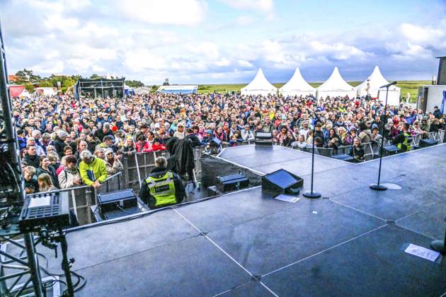 LSP BENZKO- Fans vor der Buehne von Tim Bendzko der Saenger Top-Act am 04.07.2026 auf der grossen Buehne an der Seebruecke in St. Peter-Ording im Rahmen seiner Tour Alles, nur nicht zurueck auf dem HÃÜDI-Nachhaltigkeitsfestival in St. Peter-Ording Kreis Nordfriesland Schleswig Holstein Schleswig-Holstein Frankreich
