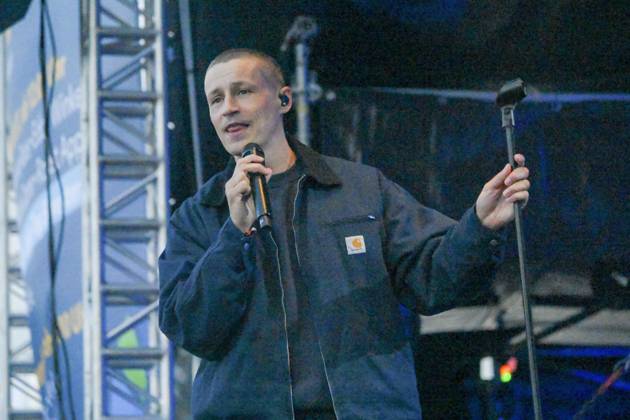 LSP BENZKO- Tim Bendzko der Saenger mit kurzen Harren die Locken sind ab,Top-Act am 04.07.2026 auf der grossen Buehne an der Seebruecke in St. Peter-Ording im Rahmen seiner Tour Alles, nur nicht zurueck auf dem HÃÜDI-Nachhaltigkeitsfestival in St. Peter-Ording Kreis Nordfriesland Schleswig Holstein Schleswig-Holstein Frankreich