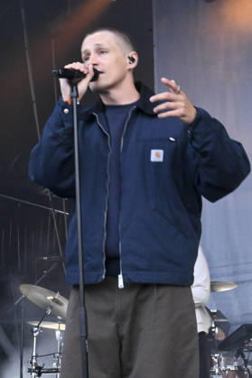 LSP BENZKO- Tim Bendzko der Saenger mit kurzen Harren die Locken sind ab,Top-Act am 04.07.2026 auf der grossen Buehne an der Seebruecke in St. Peter-Ording im Rahmen seiner Tour Alles, nur nicht zurueck auf dem HÃÜDI-Nachhaltigkeitsfestival in St. Peter-Ording Kreis Nordfriesland Schleswig Holstein Schleswig-Holstein Frankreich