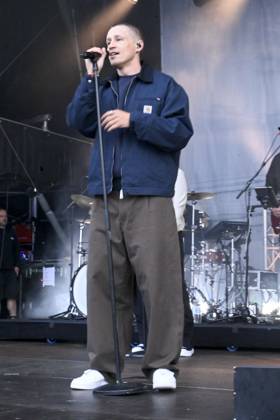 LSP BENZKO- Tim Bendzko der Saenger mit kurzen Harren die Locken sind ab,Top-Act am 04.07.2026 auf der grossen Buehne an der Seebruecke in St. Peter-Ording im Rahmen seiner Tour Alles, nur nicht zurueck auf dem HÃÜDI-Nachhaltigkeitsfestival in St. Peter-Ording Kreis Nordfriesland Schleswig Holstein Schleswig-Holstein Frankreich
