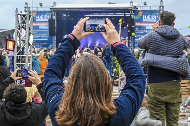 LSP BENZKO- Fans vor der Buehne machen Handy Fotos von Tim Bendzko der Saenger Top-Act am 04.07.2026 auf der grossen Buehne an der Seebruecke in St. Peter-Ording im Rahmen seiner Tour Alles, nur nicht zurueck auf dem HÃÜDI-Nachhaltigkeitsfestival in St. Peter-Ording Kreis Nordfriesland Schleswig Holstein Schleswig-Holstein Frankreich