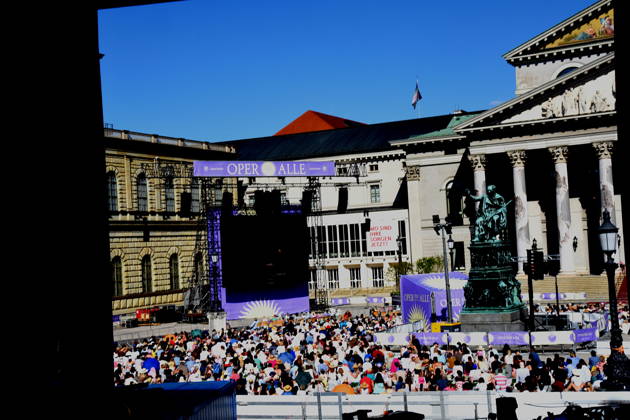 Besucher Muenchen 04.07.2026 Max Joseph Platz Bayerische Staatsoper OPER FUER ALLE Die Wallkuere -Richard Wagner Foto Muenchen