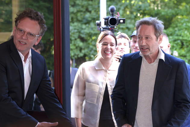 Christoph Gröner, Julia Weigl und David Duchovny beim Photocall zur Verleihung des CineMerit Awards auf dem 43. Filmfest München 2026 in der Hochschule für Fernsehen und Film. München, 04.07.2026