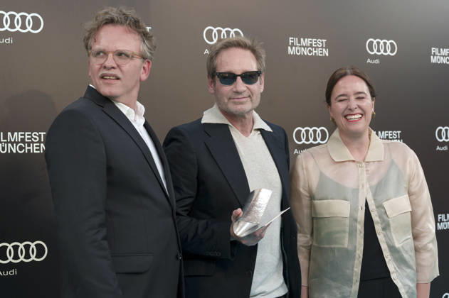 Christoph Gröner, David Duchovny und Julia Weigl beim Photocall zur Verleihung des CineMerit Awards auf dem 43. Filmfest München 2026 in der Hochschule für Fernsehen und Film. München, 04.07.2026