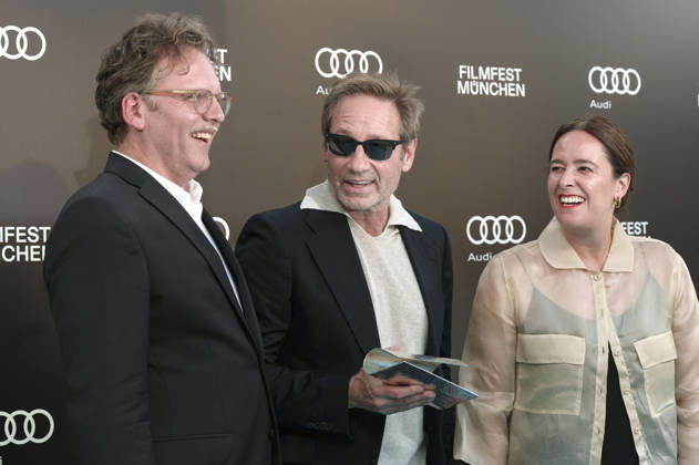 Christoph Gröner, David Duchovny und Julia Weigl beim Photocall zur Verleihung des CineMerit Awards auf dem 43. Filmfest München 2026 in der Hochschule für Fernsehen und Film. München, 04.07.2026