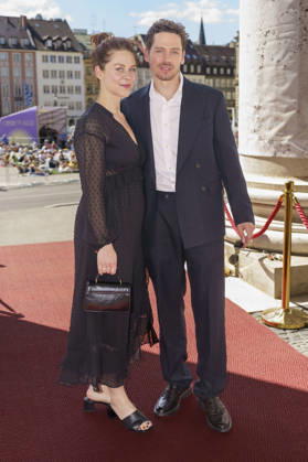 Johanna Graen und Anthony Paul bei der Ankunft zum Event Oper für alle 2026 im Rahmen der Münchner Opernfestspiele mit der Live-Opernübertragung von Richard Wagners Die Walküre im Nationaltheater. München, 04.07.2026