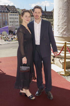 Johanna Graen und Anthony Paul bei der Ankunft zum Event Oper für alle 2026 im Rahmen der Münchner Opernfestspiele mit der Live-Opernübertragung von Richard Wagners Die Walküre im Nationaltheater. München, 04.07.2026