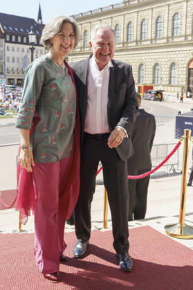Wolfgang Heubisch mit Ehefrau Kristina Kalb-Heubisch bei der Ankunft zum Event Oper für alle 2026 im Rahmen der Münchner Opernfestspiele mit der Live-Opernübertragung von Richard Wagners Die Walküre im Nationaltheater. München, 04.07.2026