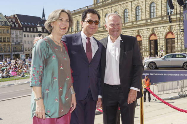 Kristina Kalb-Heubisch, Serge Dorny und Wolfgang Heubisch bei der Ankunft zum Event Oper für alle 2026 im Rahmen der Münchner Opernfestspiele mit der Live-Opernübertragung von Richard Wagners Die Walküre im Nationaltheater. München, 04.07.2026