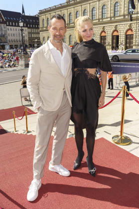 Sebastian Copeland mit Ehefrau Caroline Copeland bei der Ankunft zum Event Oper für alle 2026 im Rahmen der Münchner Opernfestspiele mit der Live-Opernübertragung von Richard Wagners Die Walküre im Nationaltheater. München, 04.07.2026