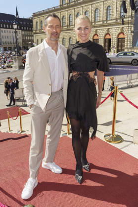 Sebastian Copeland mit Ehefrau Caroline Copeland bei der Ankunft zum Event Oper für alle 2026 im Rahmen der Münchner Opernfestspiele mit der Live-Opernübertragung von Richard Wagners Die Walküre im Nationaltheater. München, 04.07.2026