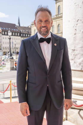 Steven Gätjen bei der Ankunft zum Event Oper für alle 2026 im Rahmen der Münchner Opernfestspiele mit der Live-Opernübertragung von Richard Wagners Die Walküre im Nationaltheater. München, 04.07.2026