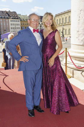 Wigald Boning mit Ehefrau Teresa Boning bei der Ankunft zum Event Oper für alle 2026 im Rahmen der Münchner Opernfestspiele mit der Live-Opernübertragung von Richard Wagners Die Walküre im Nationaltheater. München, 04.07.2026