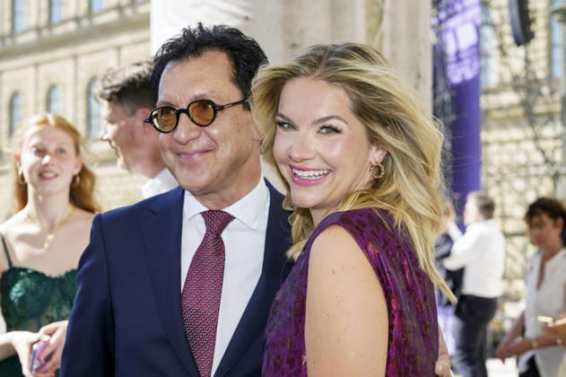 Serge Dorny und Teresa Boning bei der Ankunft zum Event Oper für alle 2026 im Rahmen der Münchner Opernfestspiele mit der Live-Opernübertragung von Richard Wagners Die Walküre im Nationaltheater. München, 04.07.2026