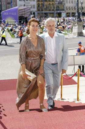 Nicola Tiggeler und Timothy Peach bei der Ankunft zum Event Oper für alle 2026 im Rahmen der Münchner Opernfestspiele mit der Live-Opernübertragung von Richard Wagners Die Walküre im Nationaltheater. München, 04.07.2026