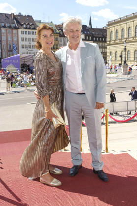 Nicola Tiggeler und Timothy Peach bei der Ankunft zum Event Oper für alle 2026 im Rahmen der Münchner Opernfestspiele mit der Live-Opernübertragung von Richard Wagners Die Walküre im Nationaltheater. München, 04.07.2026