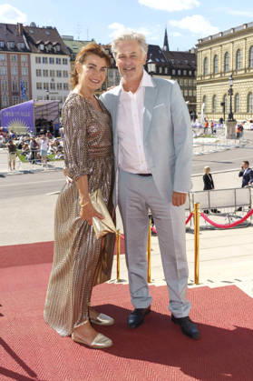 Nicola Tiggeler und Timothy Peach bei der Ankunft zum Event Oper für alle 2026 im Rahmen der Münchner Opernfestspiele mit der Live-Opernübertragung von Richard Wagners Die Walküre im Nationaltheater. München, 04.07.2026