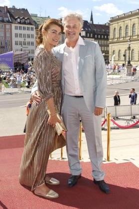 Nicola Tiggeler und Timothy Peach bei der Ankunft zum Event Oper für alle 2026 im Rahmen der Münchner Opernfestspiele mit der Live-Opernübertragung von Richard Wagners Die Walküre im Nationaltheater. München, 04.07.2026