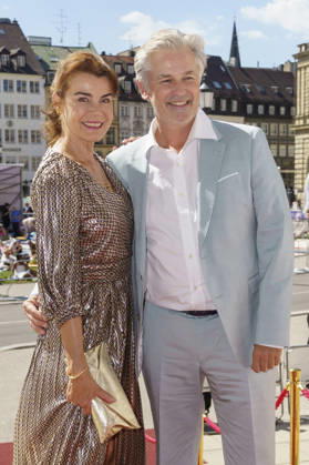 Nicola Tiggeler und Timothy Peach bei der Ankunft zum Event Oper für alle 2026 im Rahmen der Münchner Opernfestspiele mit der Live-Opernübertragung von Richard Wagners Die Walküre im Nationaltheater. München, 04.07.2026