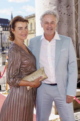 Nicola Tiggeler und Timothy Peach bei der Ankunft zum Event Oper für alle 2026 im Rahmen der Münchner Opernfestspiele mit der Live-Opernübertragung von Richard Wagners Die Walküre im Nationaltheater. München, 04.07.2026