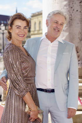 Nicola Tiggeler und Timothy Peach bei der Ankunft zum Event Oper für alle 2026 im Rahmen der Münchner Opernfestspiele mit der Live-Opernübertragung von Richard Wagners Die Walküre im Nationaltheater. München, 04.07.2026