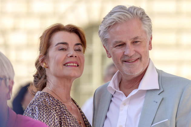 Nicola Tiggeler und Timothy Peach bei der Ankunft zum Event Oper für alle 2026 im Rahmen der Münchner Opernfestspiele mit der Live-Opernübertragung von Richard Wagners Die Walküre im Nationaltheater. München, 04.07.2026