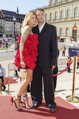 Olga Löffler mit Ehemann Niclas Löffler bei der Ankunft zum Event Oper für alle 2026 im Rahmen der Münchner Opernfestspiele mit der Live-Opernübertragung von Richard Wagners Die Walküre im Nationaltheater. München, 04.07.2026