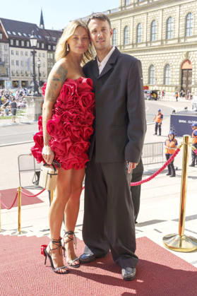 Olga Löffler mit Ehemann Niclas Löffler bei der Ankunft zum Event Oper für alle 2026 im Rahmen der Münchner Opernfestspiele mit der Live-Opernübertragung von Richard Wagners Die Walküre im Nationaltheater. München, 04.07.2026