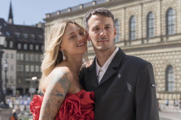 Olga Löffler mit Ehemann Niclas Löffler bei der Ankunft zum Event Oper für alle 2026 im Rahmen der Münchner Opernfestspiele mit der Live-Opernübertragung von Richard Wagners Die Walküre im Nationaltheater. München, 04.07.2026