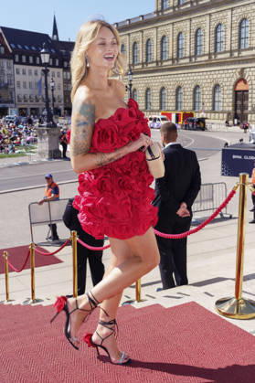 Olga Löffler bei der Ankunft zum Event Oper für alle 2026 im Rahmen der Münchner Opernfestspiele mit der Live-Opernübertragung von Richard Wagners Die Walküre im Nationaltheater. München, 04.07.2026
