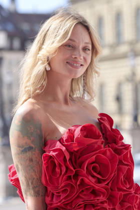 Olga Löffler bei der Ankunft zum Event Oper für alle 2026 im Rahmen der Münchner Opernfestspiele mit der Live-Opernübertragung von Richard Wagners Die Walküre im Nationaltheater. München, 04.07.2026
