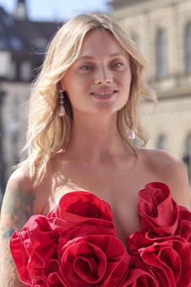 Olga Löffler bei der Ankunft zum Event Oper für alle 2026 im Rahmen der Münchner Opernfestspiele mit der Live-Opernübertragung von Richard Wagners Die Walküre im Nationaltheater. München, 04.07.2026