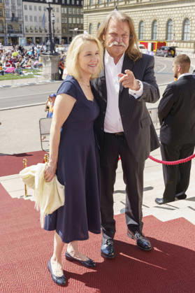 Leslie Mandoki mit Ehefrau Eva Mandoki bei der Ankunft zum Event Oper für alle 2026 im Rahmen der Münchner Opernfestspiele mit der Live-Opernübertragung von Richard Wagners Die Walküre im Nationaltheater. München, 04.07.2026