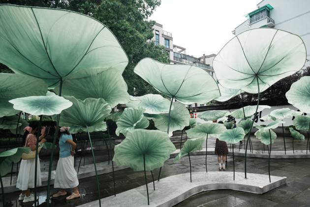 Lotus Leaf Art Installation Citizens enjoy the cool breeze under an art installation composed of giant lotus leaves in Hangzhou, Zhejiang Province, China on July 5, 2026. Hangzhou Zhejiang China  Copyright: xLWx i1783267420964