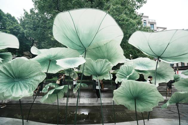 Lotus Leaf Art Installation Citizens enjoy the cool breeze under an art installation composed of giant lotus leaves in Hangzhou, Zhejiang Province, China on July 5, 2026. Hangzhou Zhejiang China  Copyright: xLWx i1783267423041