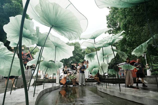 Lotus Leaf Art Installation Citizens enjoy the cool breeze under an art installation composed of giant lotus leaves in Hangzhou, Zhejiang Province, China on July 5, 2026. Hangzhou Zhejiang China  Copyright: xLWx i1783267423554