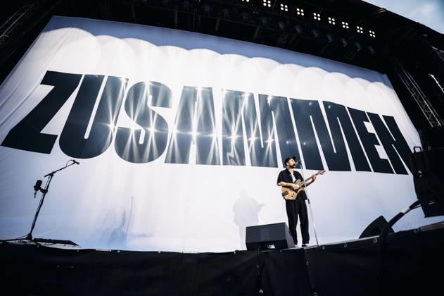 Clueso live bei einem Konzert auf dem Domplatz. Erfurt, 04.07.2026