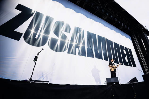 Clueso live bei einem Konzert auf dem Domplatz. Erfurt, 04.07.2026
