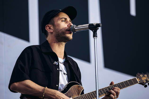 Clueso live bei einem Konzert auf dem Domplatz. Erfurt, 04.07.2026