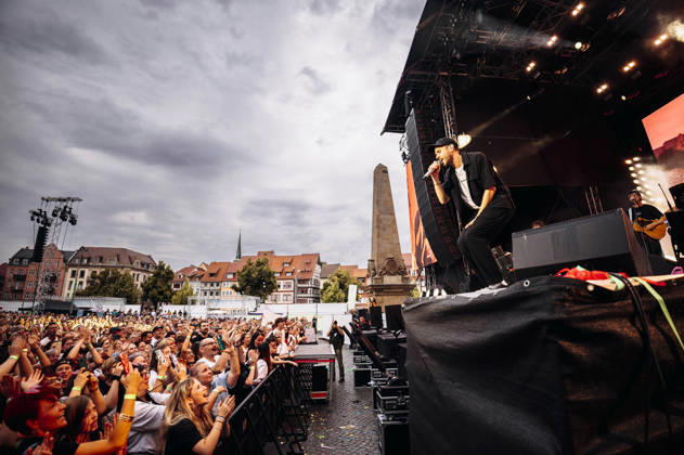 Clueso live bei einem Konzert auf dem Domplatz. Erfurt, 04.07.2026