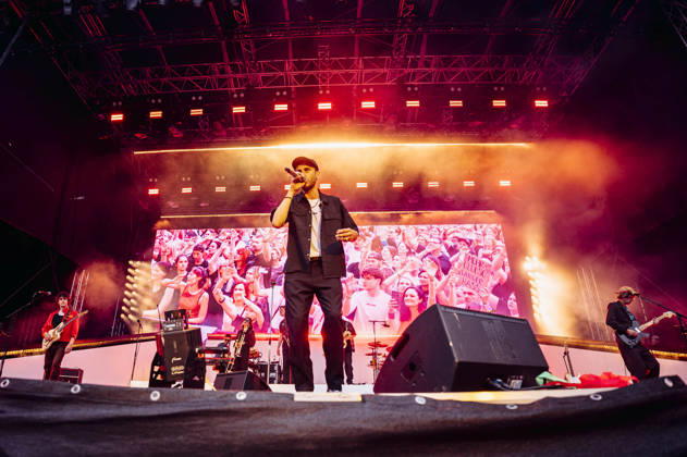 Clueso live bei einem Konzert auf dem Domplatz. Erfurt, 04.07.2026