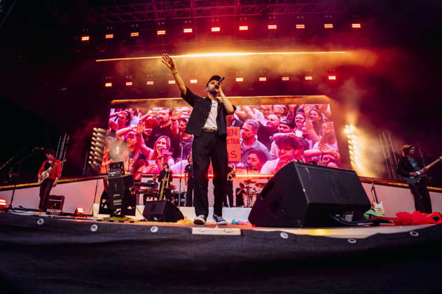 Clueso live bei einem Konzert auf dem Domplatz. Erfurt, 04.07.2026