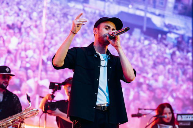 Clueso live bei einem Konzert auf dem Domplatz. Erfurt, 04.07.2026