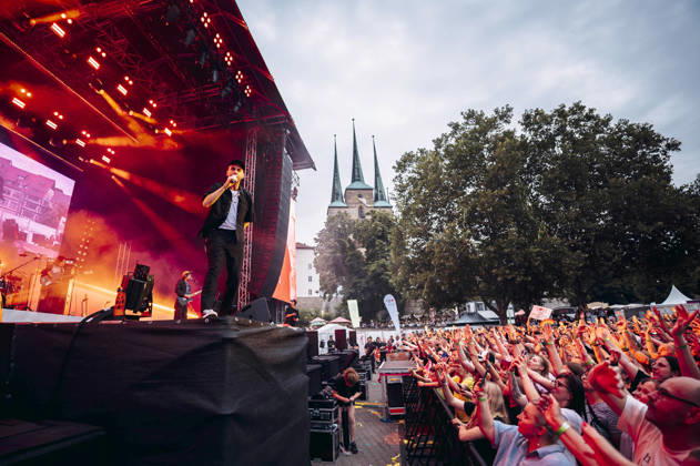 Clueso live bei einem Konzert auf dem Domplatz. Erfurt, 04.07.2026