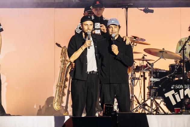 Clueso und Bosse live bei einem Konzert auf dem Domplatz. Erfurt, 04.07.2026