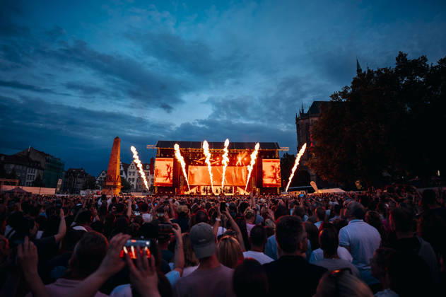 Clueso live bei einem Konzert auf dem Domplatz. Erfurt, 04.07.2026