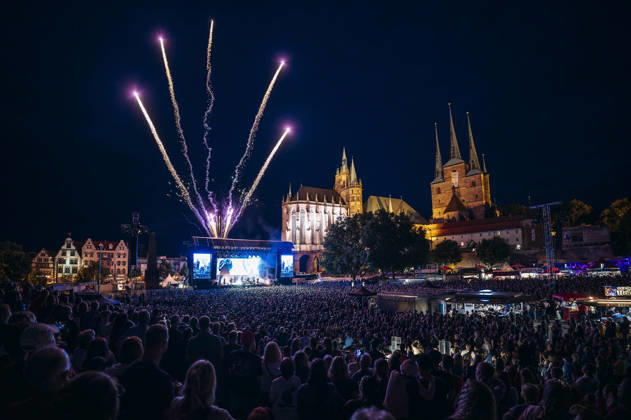 Clueso live bei einem Konzert auf dem Domplatz. Erfurt, 04.07.2026