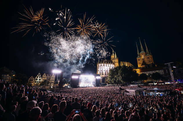 Clueso live bei einem Konzert auf dem Domplatz. Erfurt, 04.07.2026