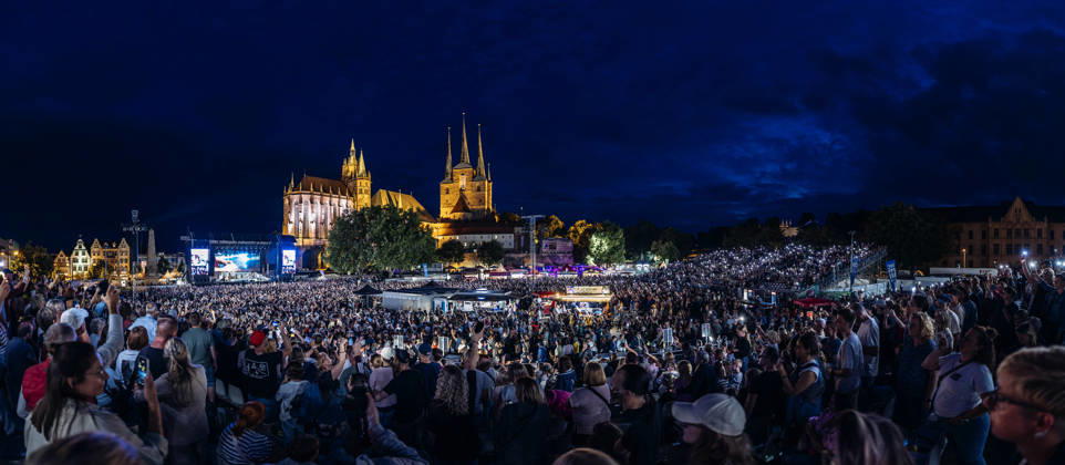Clueso live bei einem Konzert auf dem Domplatz. Erfurt, 04.07.2026